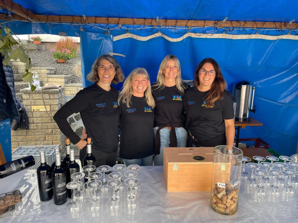 Eröffnung des Weinstands des 750Jubiläums am Freitagabend mit dem Damenteam.